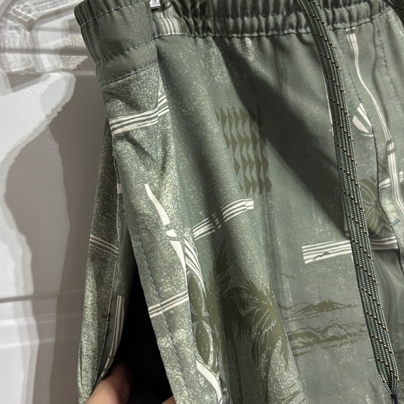 Quicksilver Board shorts,lined elastic waist,hip pockets,back velcro pocket,key - Picture 5 of 13